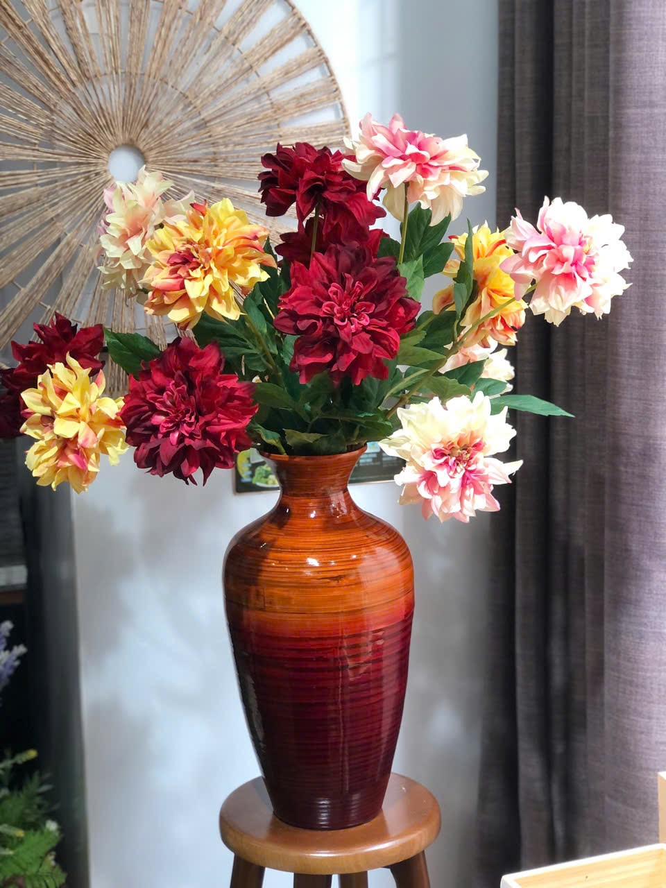 bình hoa tre nên cắm hoa giả hay hoa tươi