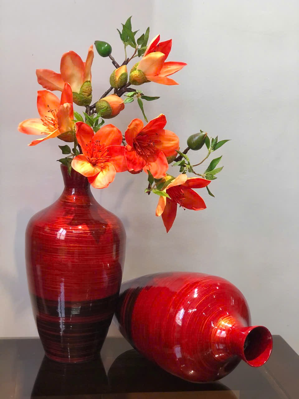 bình hoa tre nên cắm hoa giả hay hoa tươi