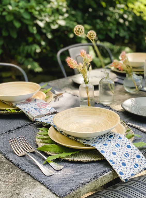 Decor bàn ăn ấm cúng với khay tre và đồ decor tre thủ công