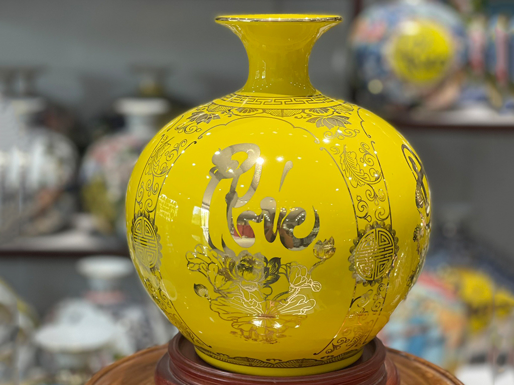 Màu vàng hợp phong thủy gì? Ý nghĩa và cách ứng dụng trong trang trí nội thất & quà tặng